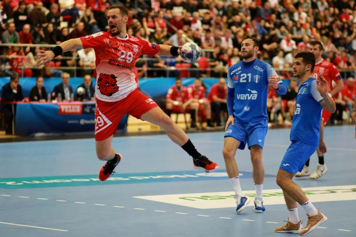 
    Gavriloaia aruncă la poarta polonezilor de la Wisla PlockFoto: Marian Burlacu  