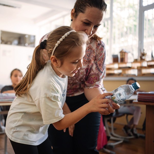 Aproape 1.700 de copii au învățat să adopte comportamente sustenabile pentru o Românie mai curată, împreună cu RetuRO și Let’s Do It, Romania!