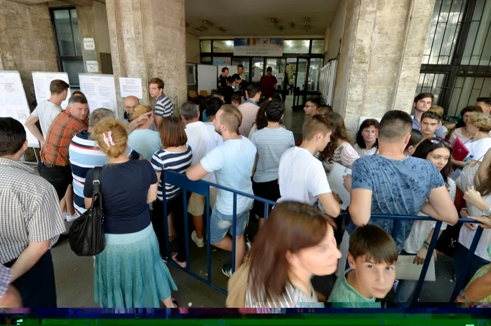 studenți la sediul facultații