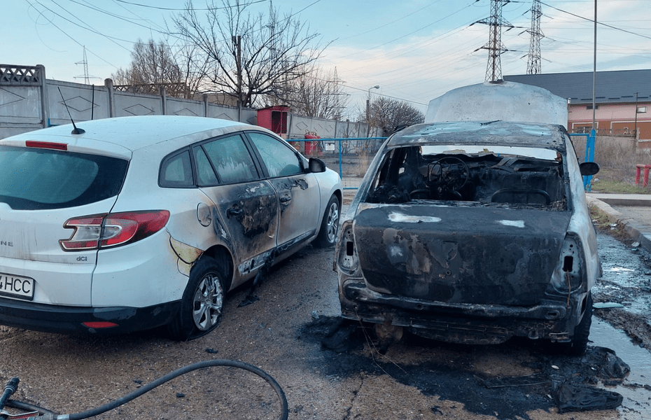 Mașină cu instalație GPL, în flăcări pe Centura Galațiului. Focul a afectat și autoturismul din apropiere