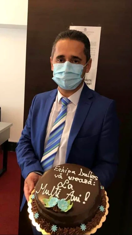 Gabriel Fătu, încântat de tortul primit de la colegi