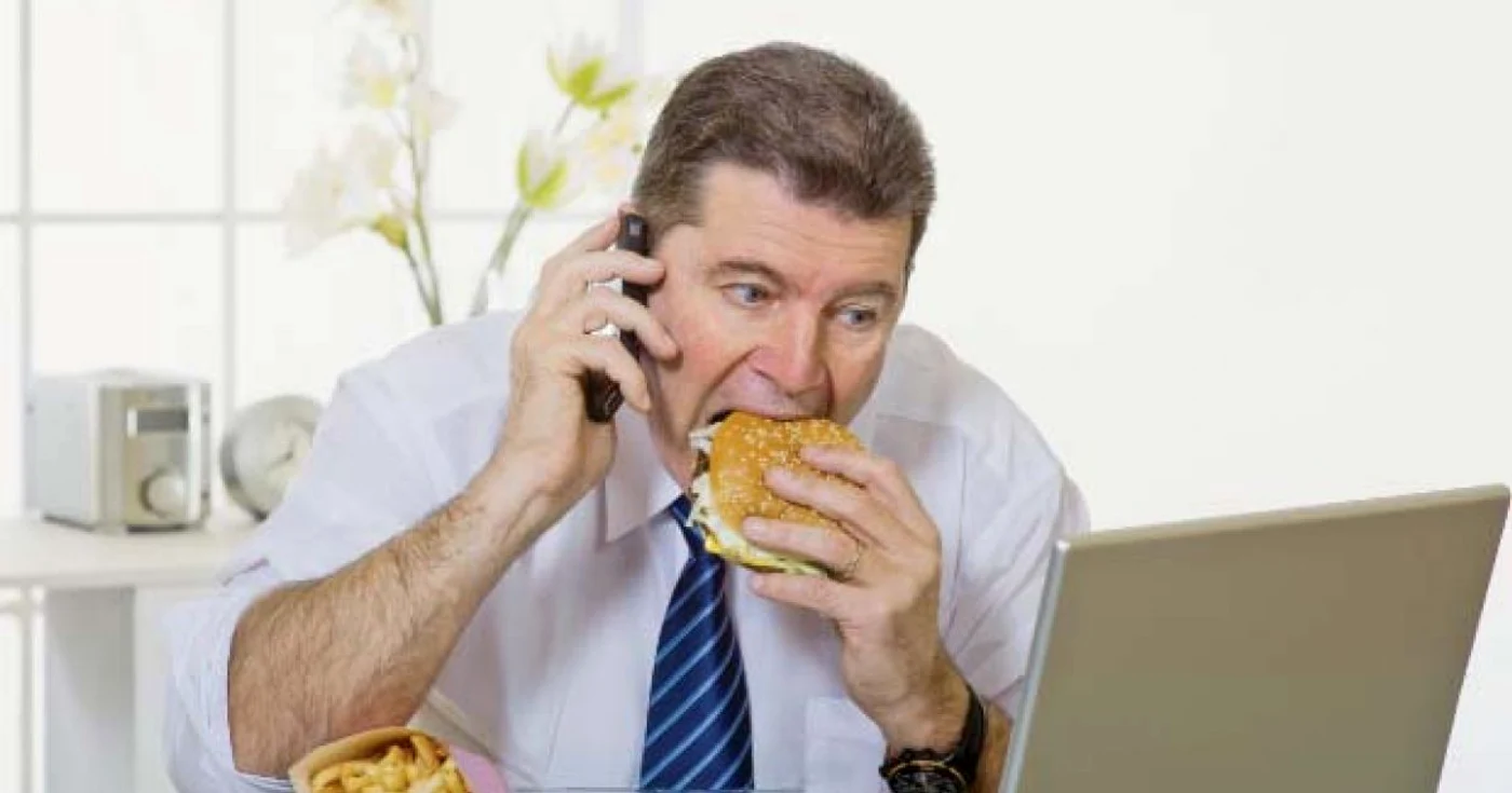 Grăsimile din alimentaţie  dereglează funcţiile hepatice  şi stimulează indirect  sinteza noului colesterol  