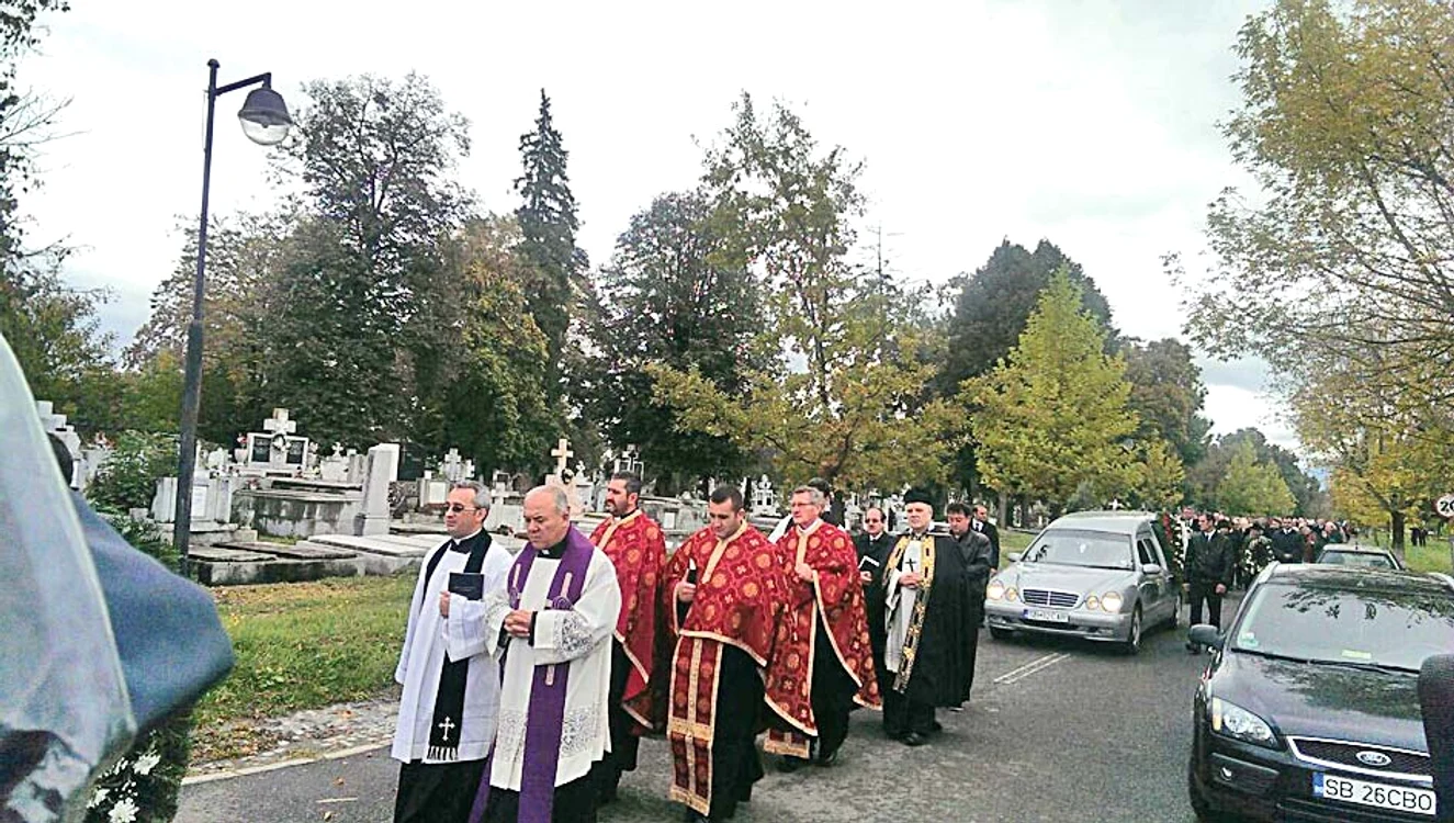 Cortegiul a fost  deschis de un sobor  de 8 preoţi catolici