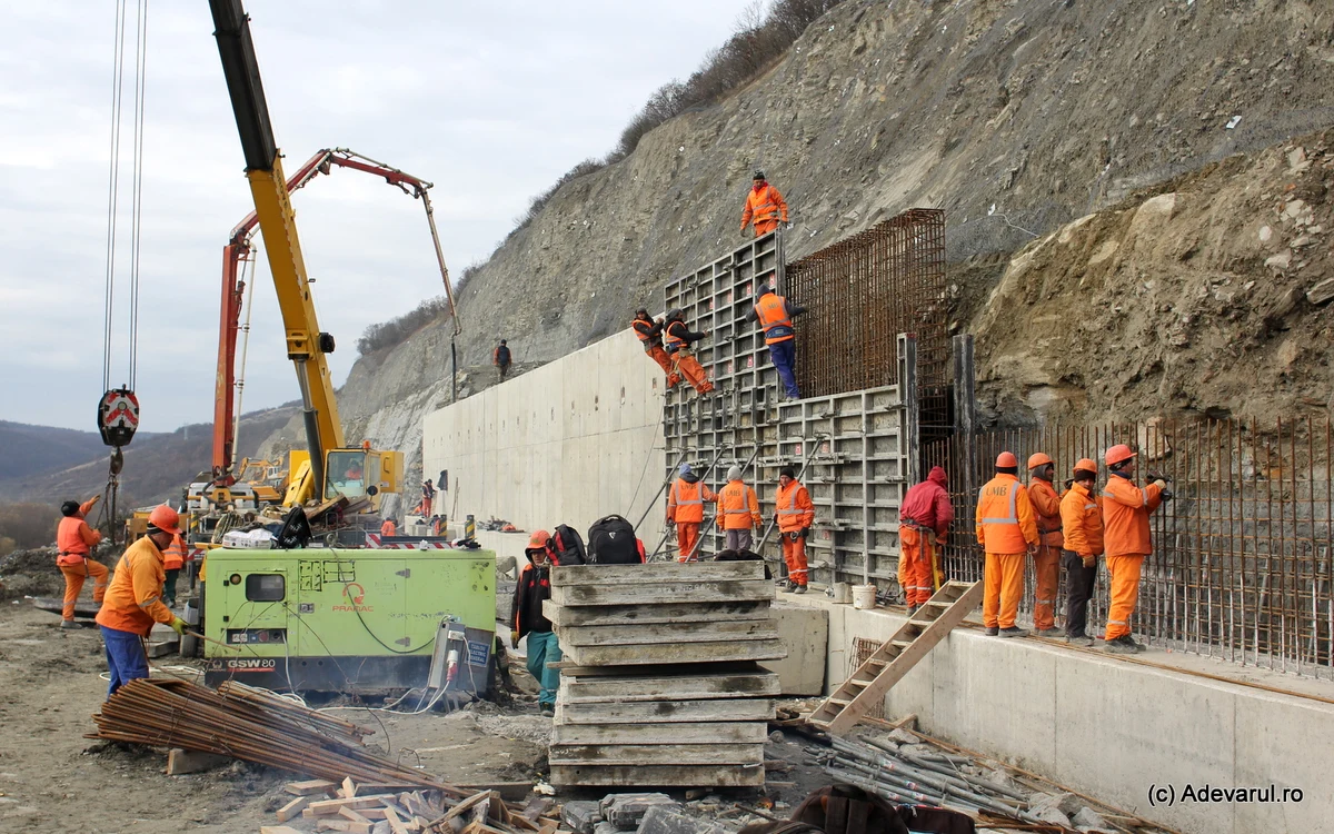 Lucrări la autostradă. Foto: Daniel Guță. ADEVĂRUL