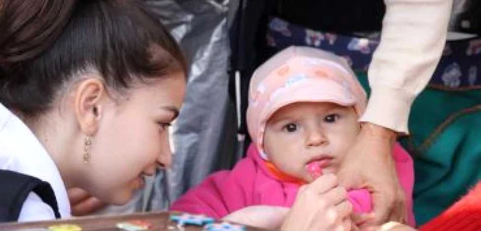 Râmnicu Vâlcea: Voluntarii Clubului Interact ajută elevii defavorizaţi