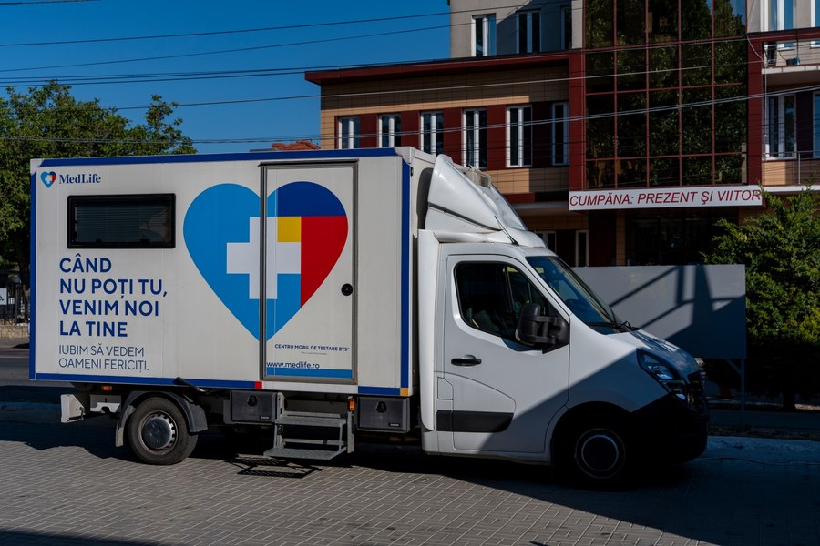 MedLife extinde proiectul Caravana cu Sănătate: analize și consultații medicale gratuite în Timiș și Galați