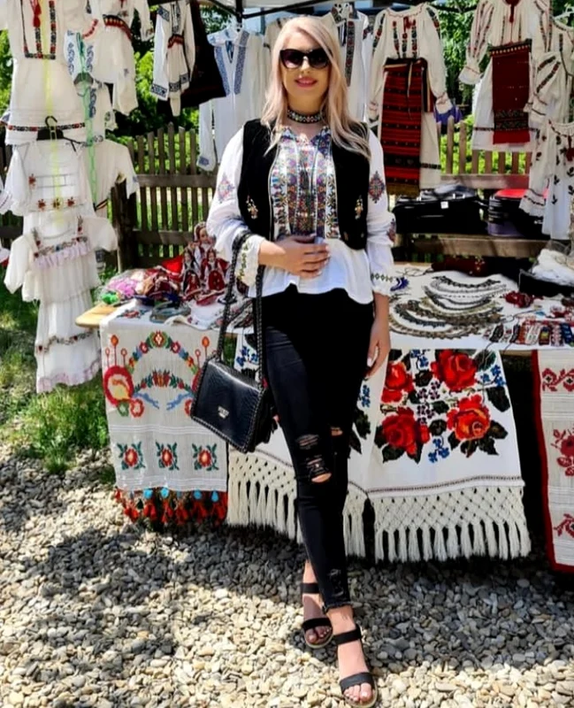 Ornela Pasăre are 100 de costume populare Foto: Instagram 