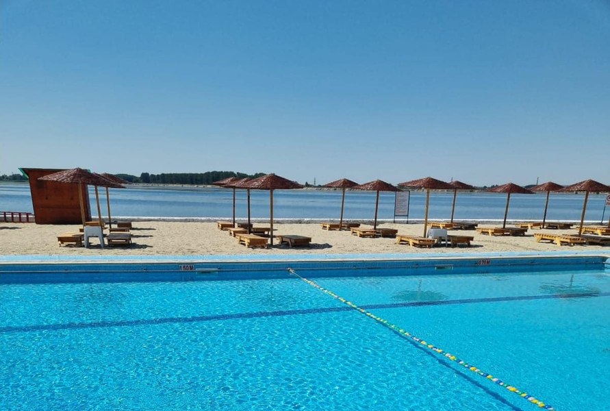 Cât costă o zi de plajă la piscină, pe malul Oltului. Cine are gratuitate și ce trebuie să aduci de acasă