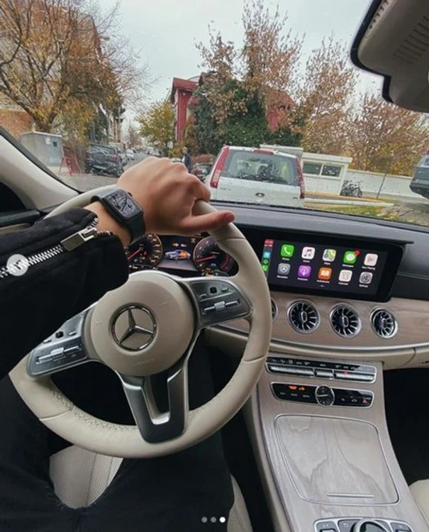 Selly este mândru de mașina sa și nun ratează nicio ocazie de a se fotografia la volan 