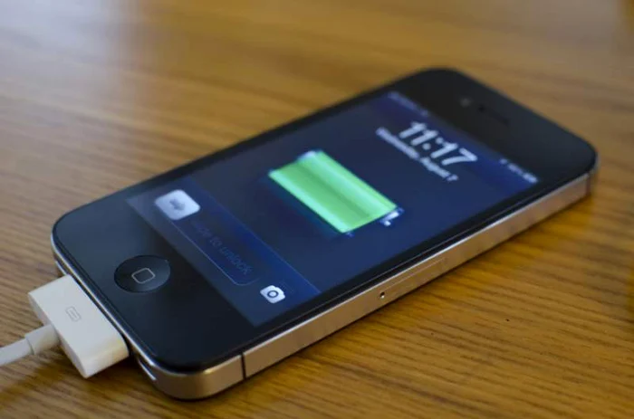 
    Nu mai dormi cu telefonul mobil lângă tine! Un tânăr de 22 de ani a murit electrocutat în somn  