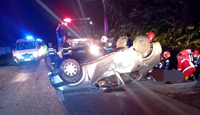După impact, maşina s-a răsturnat. FOTO: Ştiri din Neamţ
