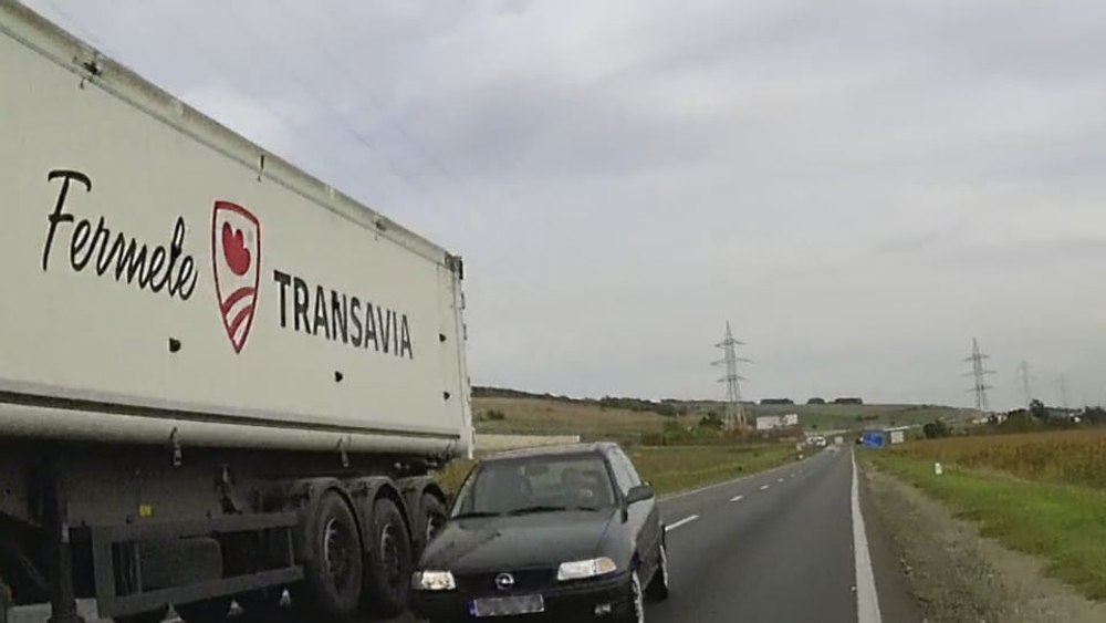 Momentul unei depășiri „criminale” pe DN1. Impact frontal evitat la limită printr-o manevră extremă VIDEO