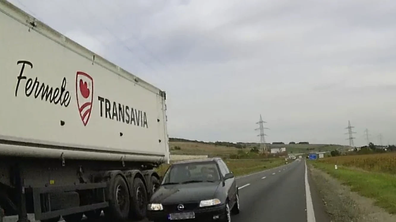 Depășire „criminală” pe linia continuă FOTO captură video Youtube