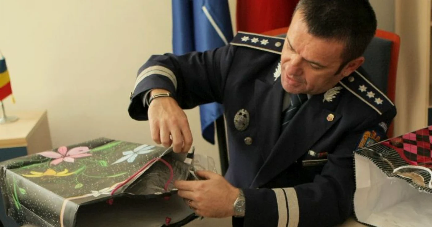Tânăra a căptuşit sacoşele cu folie de aluminiu Foto.Stelian Grăjdan