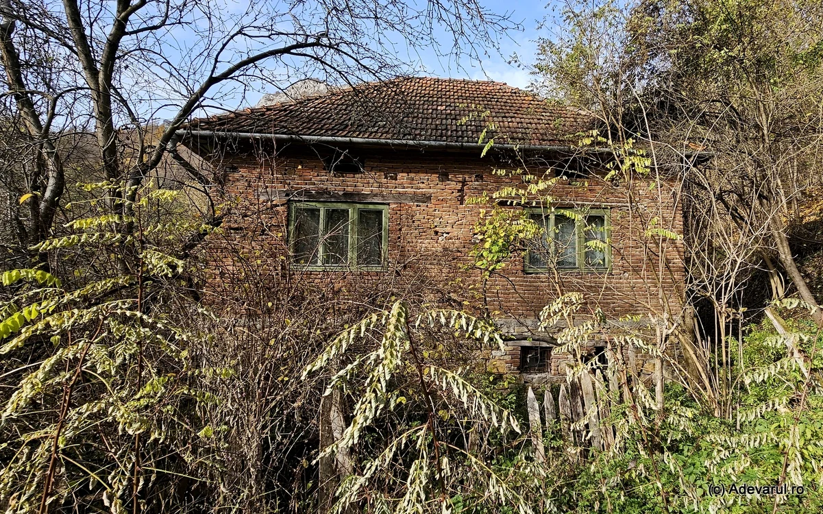 Casă veche în Munții Metaliferi. Foto: Daniel Guță. ADEVĂRUL