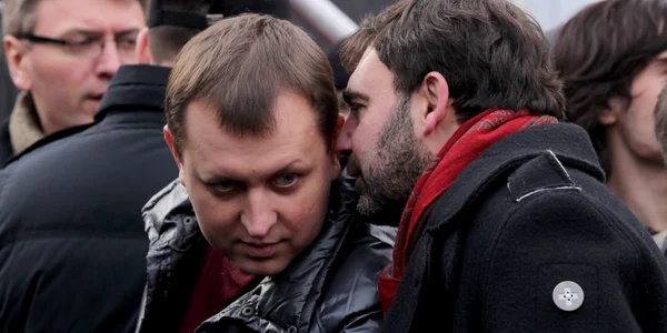 Marc Tcaciuc se consultă cu un alt deputat comunist Grigore Petrenco