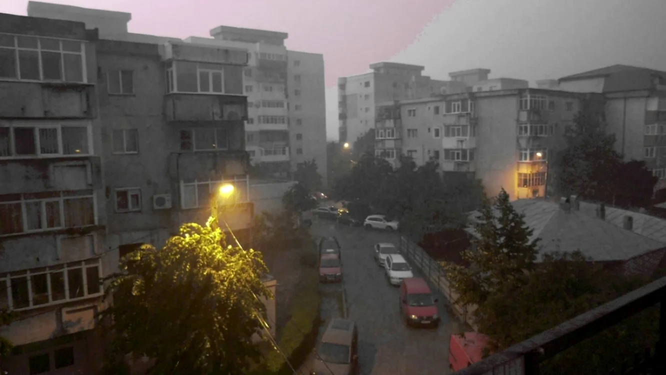 Fulgerele au luminat oraşul aproape o oră