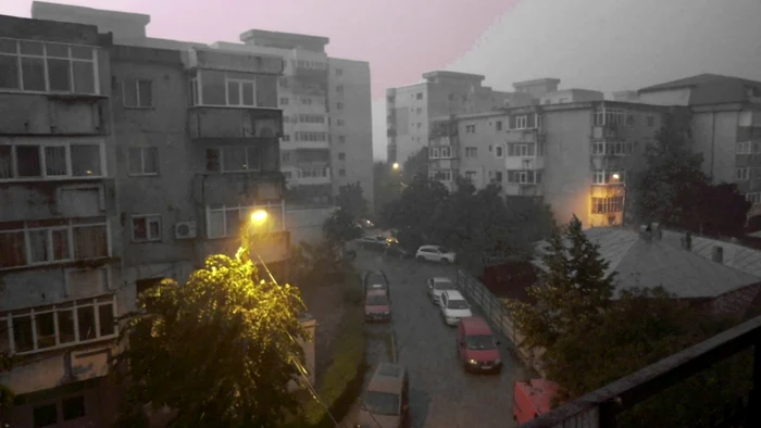 Fulgerele au luminat oraşul aproape o oră