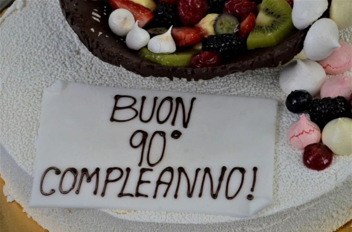 Soldaţii americani i-au oferit un tort unei italience