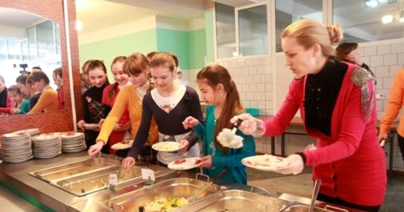 Copiii pot alege ce să mănânce. FOTO Adevărul