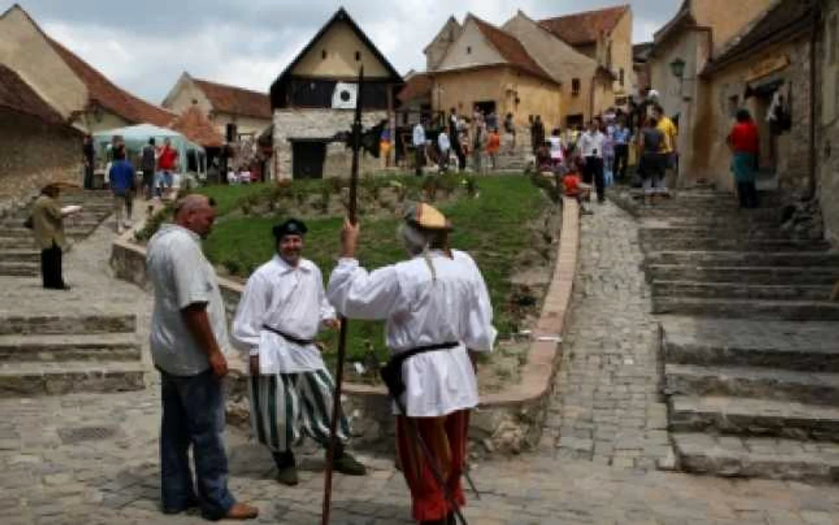 Braşov: Cetatea Râşnov este curăţată de studenţi