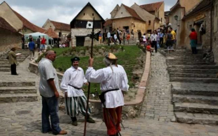 Braşov: Cetatea Râşnov este curăţată de studenţi