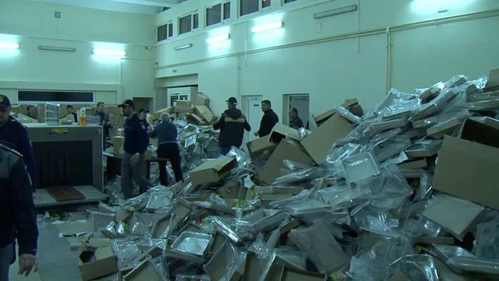 Depozitul a fost plin de ţigări şi ambalahele în care au fost transportate - foto: Codrut Rebic