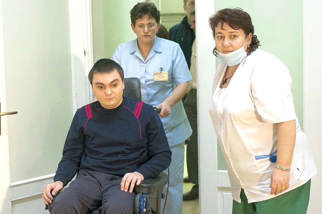 
    Răzvan  Petrescu  speră să se  refacă într-o lună (foto: mediafax)  