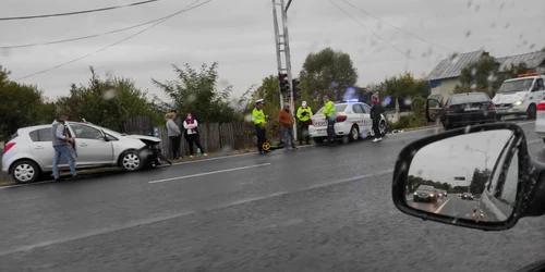 Carambol cu patru maşini la ieşire din Râmnicu Vâlcea pe DN 64 lângă Benzinăria OMW din Troianu Foto Adevărul - credit Adrian Enache