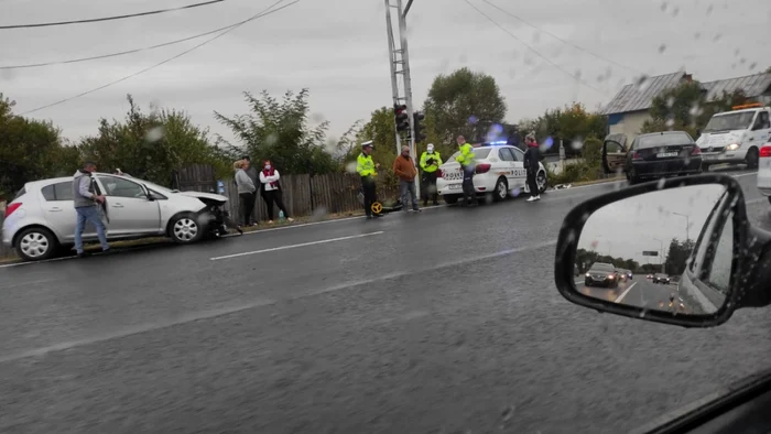 Carambol cu patru maşini la ieşire din Râmnicu Vâlcea pe DN 64 lângă Benzinăria OMW din Troianu Foto Adevărul - credit Adrian Enache