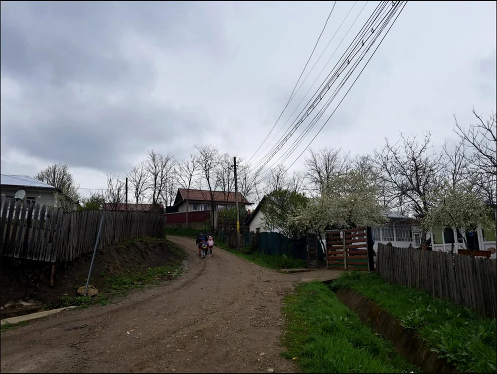copii mergând pe uliță la școală