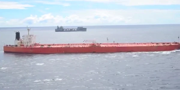 SUA au confiscat un petrolier legat de Iran în Oceanul Indian FOTO Cacptură video jpg