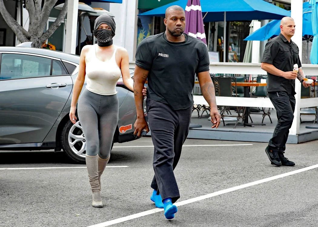 Kanye West și noua sa parteneră, Bianca Censori FOTO Profimedia