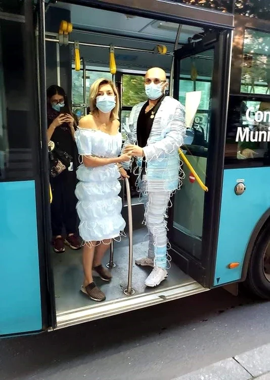 S-au plimbat și cu autobuzul