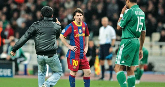 Messi a asistat impasibil la scena făcută de suporterul lui Panathinaikos 