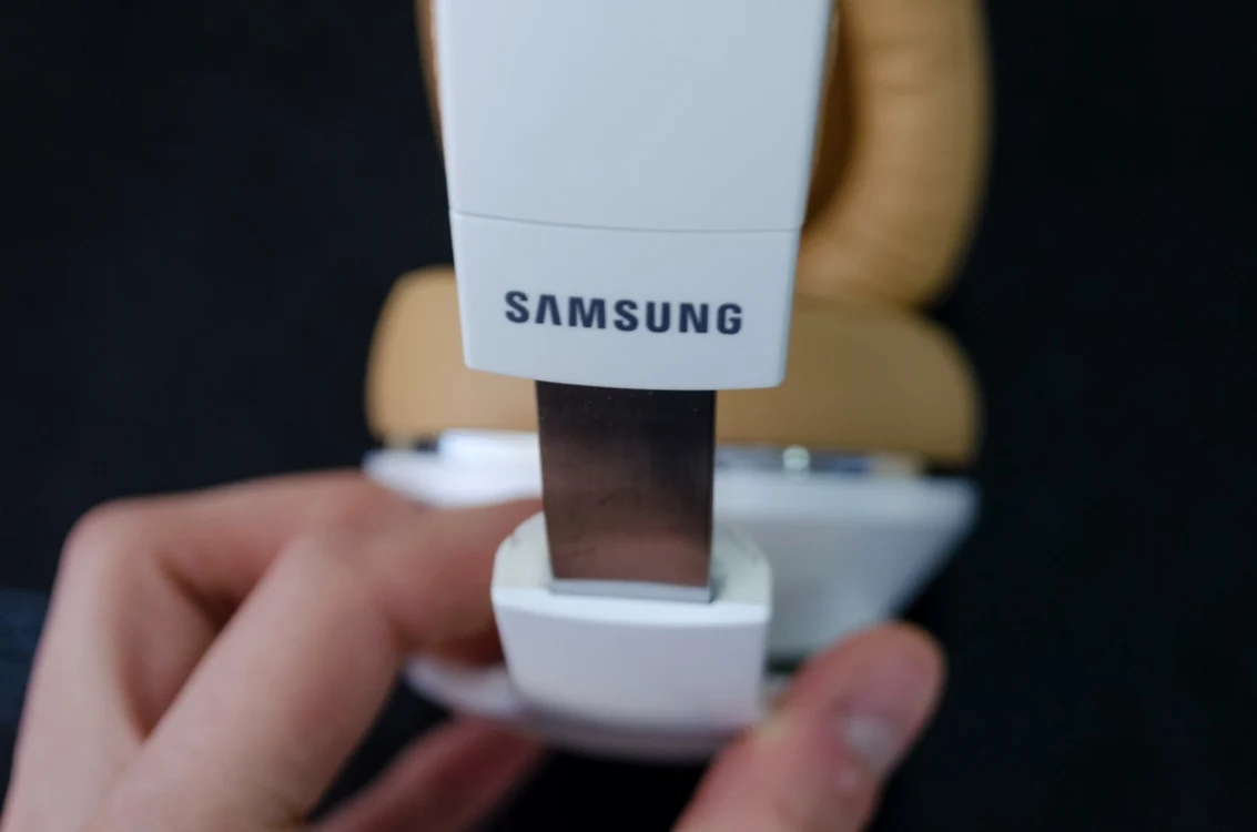 Samsung Level Over sunt căşti cu preţ mediu pentru pasionaţi FOTO Vlad Andriescu