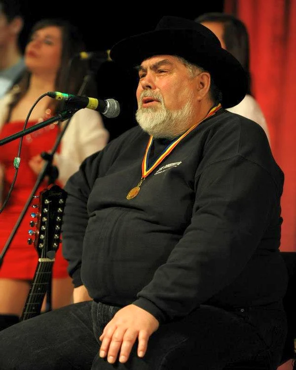 
    Ilie Micolov cântă de 31 de ani "Dragoste la prima vedere" şi are succes în continuareFoto: Arhiva personală  