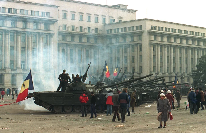 Tancurile Armatei, în fața clădirii CC a PCR din București. FOTO: AFP