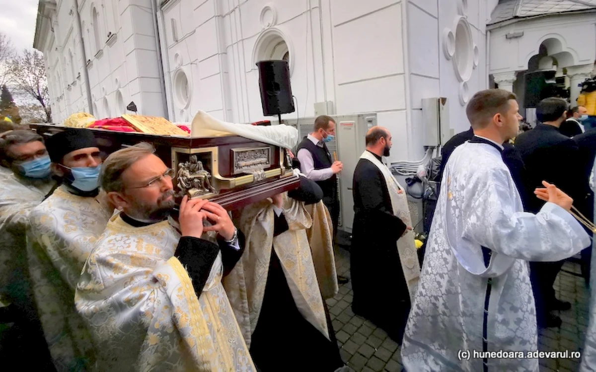 Imagine de la înmormântarea episcopului. Foto: Daniel Guţă. ADEVĂRUL