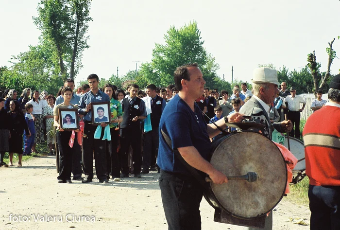 Horele de pomană îi aduc și astăzi pe săteni împreună FOTO: Valeru Ciurea