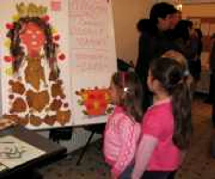 Fetiţele de la Mavrodin îşi admiră lucrarea