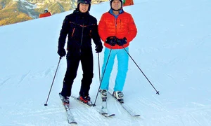 Familia Reghecampf,  alături de ceilalţi invitaţi  ai lui Nicu Gheară, la  masa de Revelion jpeg