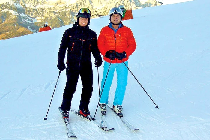 Familia Reghecampf,  alături de ceilalţi invitaţi  ai lui Nicu Gheară, la  masa de Revelion