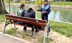 politia informeaza oamenii pe strada foto politia romana jpg