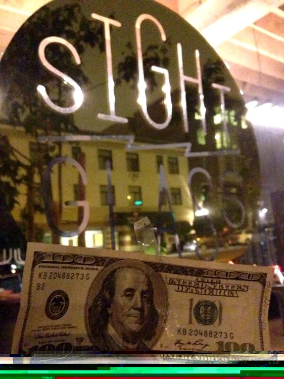 Indiciile pe care filantropul american le ascunde în tweet-urile sale conduc la bancnote ascunse în diverse locuri din oraş. FOTO Huffington Post