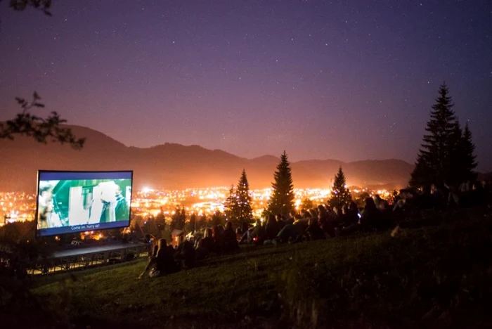 Spectatorii din Câmpulung Moldovenesc au mers la cinema în vârful muntelui FOTO Mircea Restea