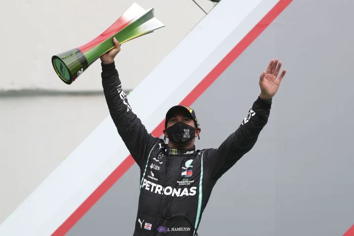 
    Lewis Hamilton, cu trofeul 92 cucerit în carierăFOTO: EPA  