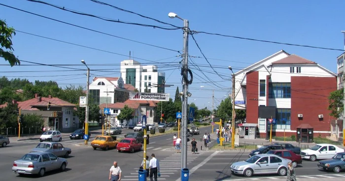 Imagine cu cablurile aeriene din intersecţia de la Fântâna Speranţei din Slatina... (FOTO: Mugurel Manea)