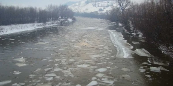 Zăporul de pe Bistrița se topește ușor  