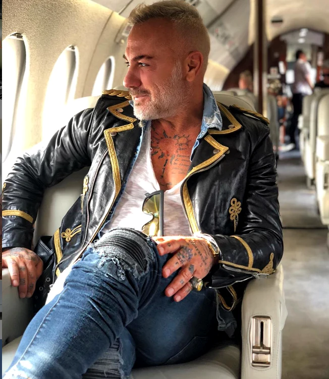 Gianluca işi etalează ori de câte ori are ocazia avionul lui privat